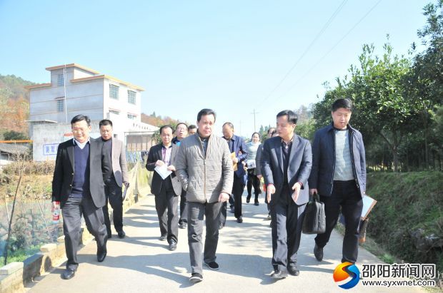邵阳市委常委、市纪委书记邓广雁在市纪委扶贫点武冈市黄沙冲村指导脱贫攻坚工作。