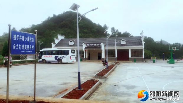 黄沙冲村新建成的村综合服务平台和文体广场。
