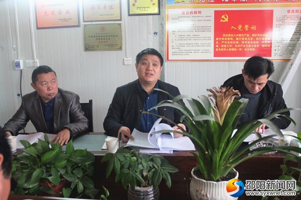 邵阳县副县长陈道文(中)做十九大精神宣讲
