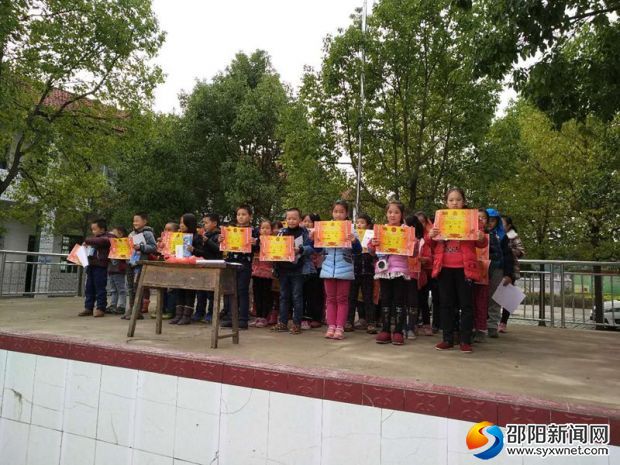 九峰小学进行期中考试总结大会