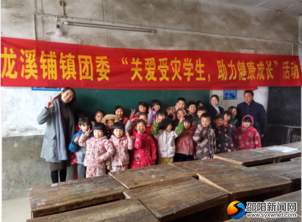 (与后塘小学受灾学生合影)