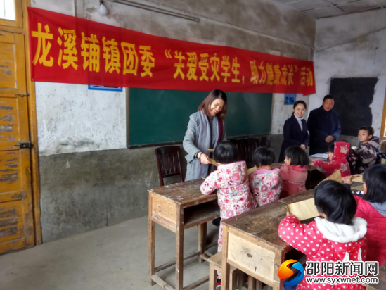 (镇党委组织委员张悦为受灾学生送上慰问金)