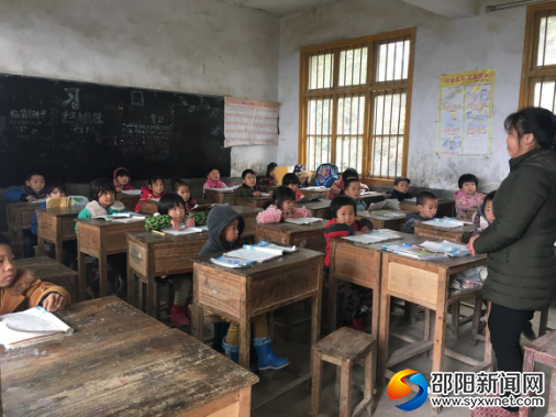 (环境艰苦,但是孩子们在认真的学习)