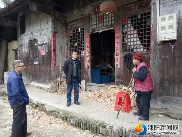 贫困户龙正元家走访