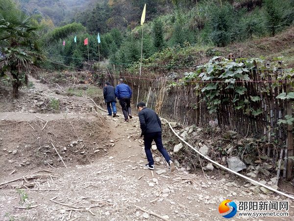 爬山越岭检查地质灾害点