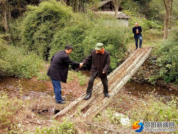 搀扶老军人过桥
