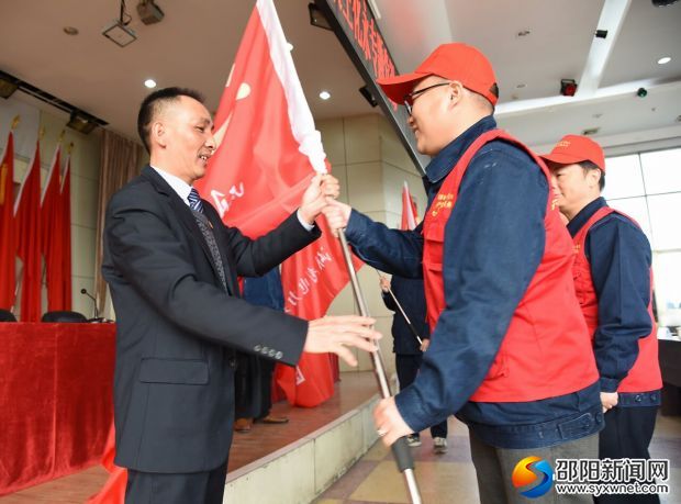 王化永为各支部书记授旗
