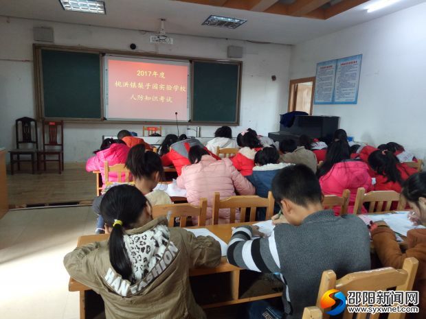 图为学生正在认真考试,细心作答