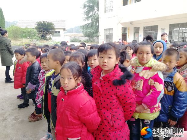 同学们正在认真地听讲