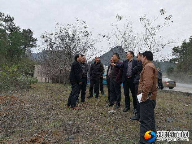 11月23日,城步县委常委、县委办主任谢卫东带队现场察看县病死畜禽无害化处理收集中心建设地址。