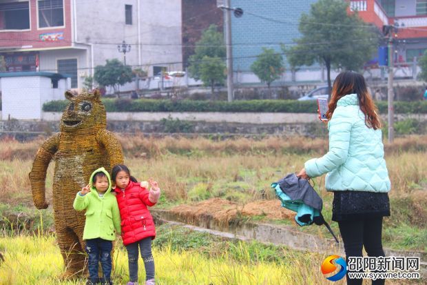 与稻草人合个影