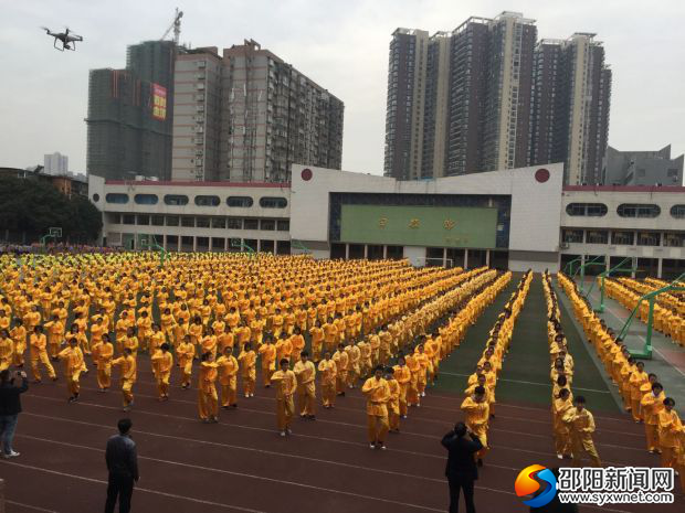 大课间活动,打太极的学生们。