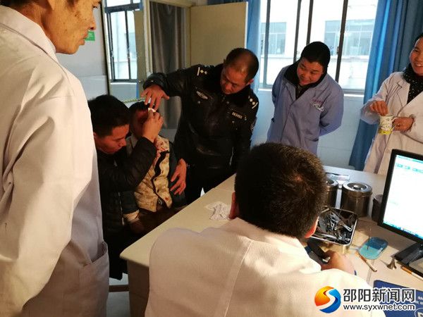 受伤小男孩在县人民医院五官科诊室