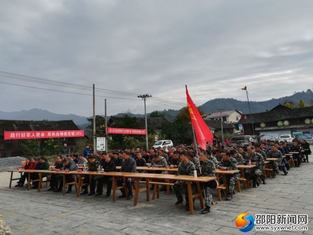 应急分队成员在听讲