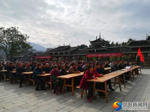 村支部党员群众在听讲