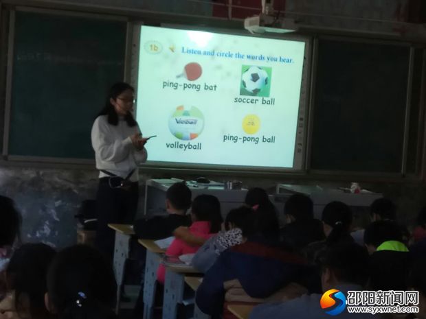 初中英语组文敏捷老师上课照片