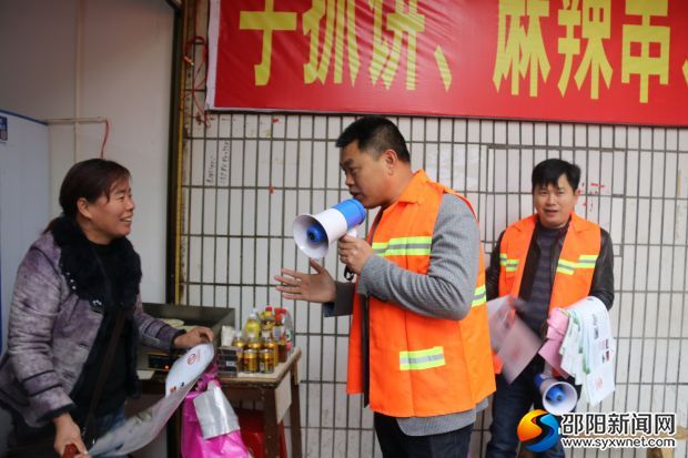 李佑军向临街门店经营户宣传禁炮殡改政策