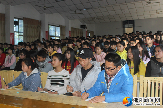 学生们认真听讲并做好笔记