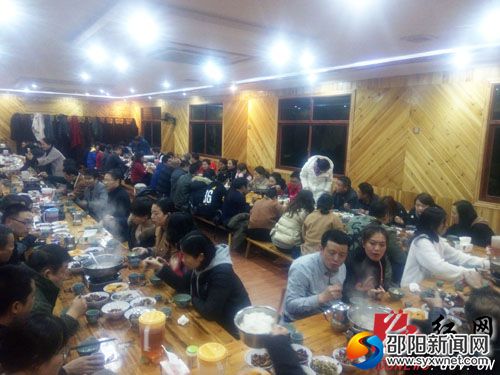 新铺里农家乐U型长龙宴一幕。