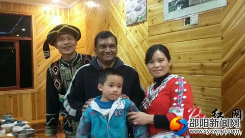 外国友人与新铺里农家乐人员合影留念。