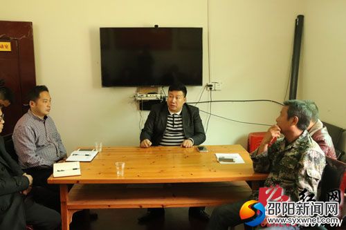 方凯与兰蓉乡苗香梨种植大户座谈交流