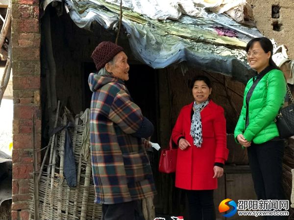 上门了解慰问85岁的贫困老人生活情况