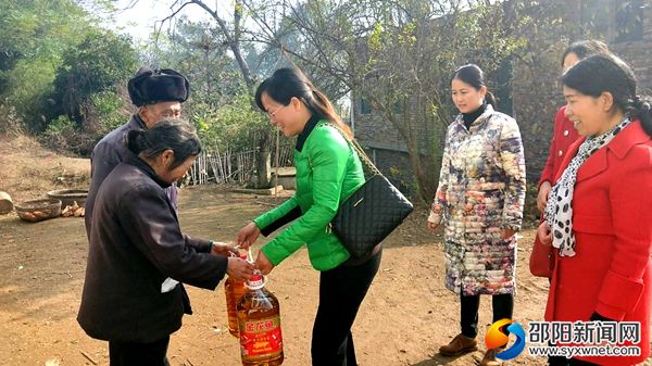 送油给贫困老人