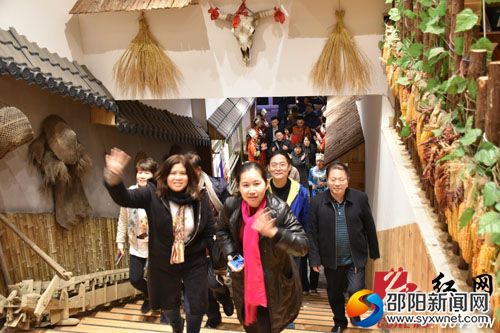 老挝、缅甸、泰国、越南四国旅游团及&ldquo;百万邵商游家乡&rdquo;考察团走进城步华强农特旗舰店情景。