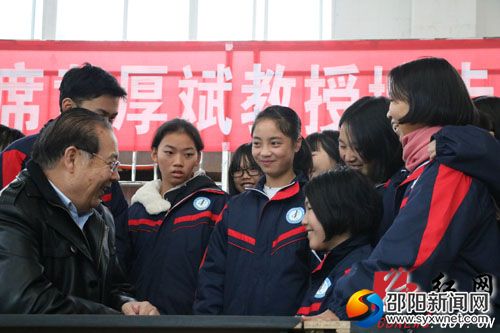 黄厚斌与同学们亲切交流