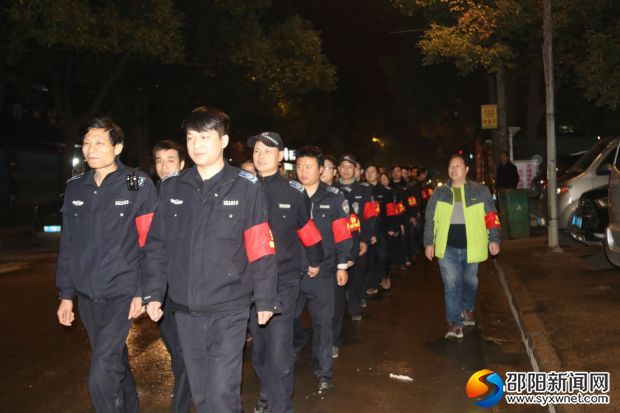 大禾塘街道办事处执法队员上路巡查