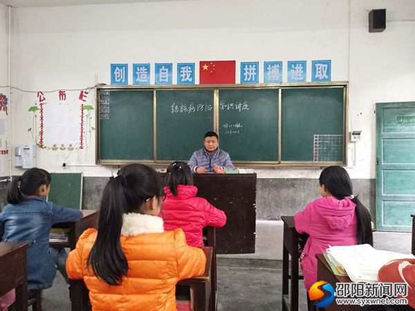 图为班主任老师在讲解传染病知识