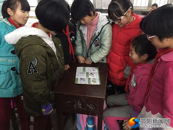 图为学生在讨论传染病知识