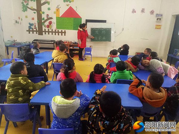 图为幼儿园老师在讲解传染病知识