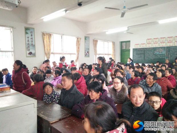 老师和家长在亲切交流