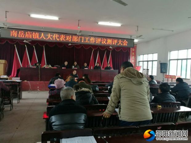 图为镇人大代表李顺文正在向城乡规划建设环保服务站提出意见和建议