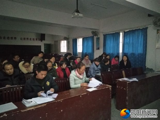 班主任在认真记录