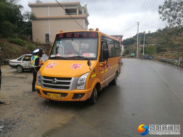 图为交警在执法中