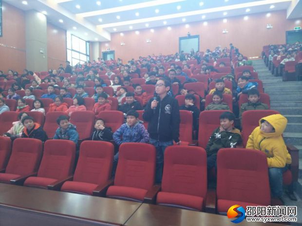学生在踊跃回答问题