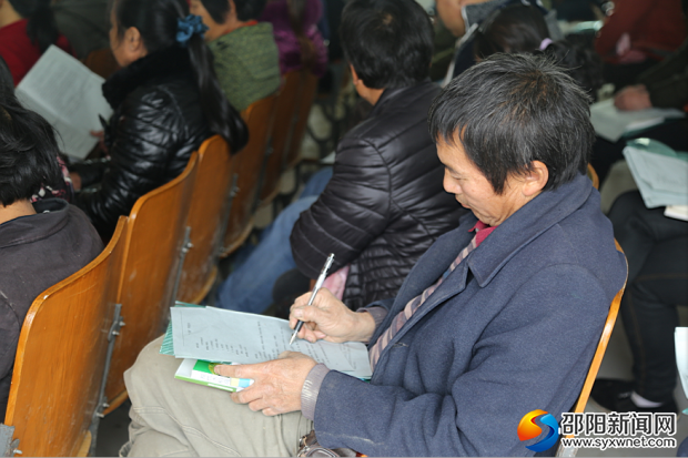 学员尹天光认真做好听课记录