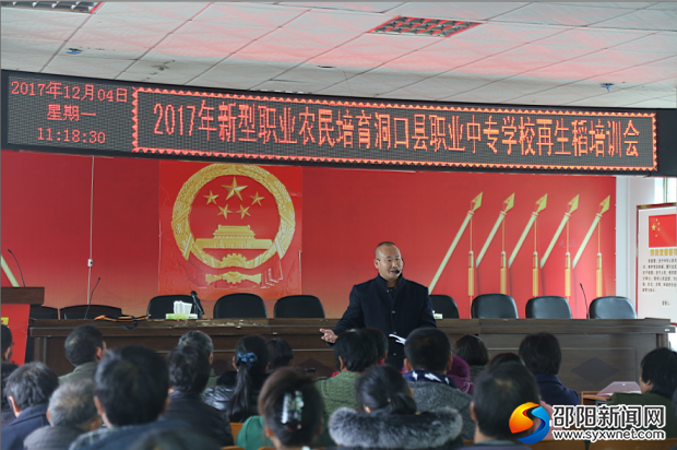 王老师在与学员们交流、互动
