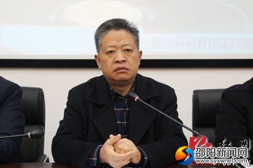 县人大常委会党组书记、主任钟胤进在会上讲话