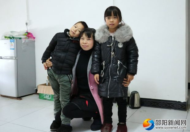 陈杨奥今年10岁了,这是她和妈妈、弟弟的合影