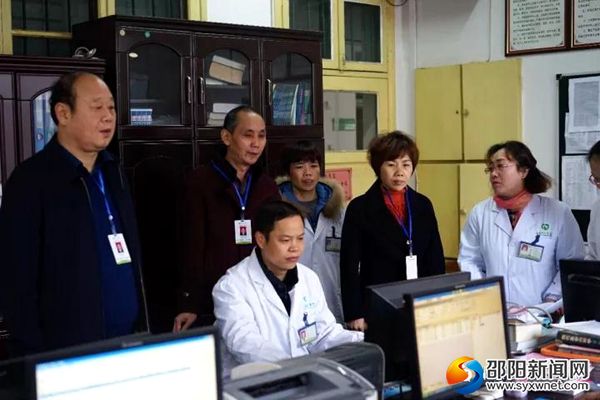 邵东县中医医院院长刘耕野(左)、工会主席兼纪检书记黄爱群(右二)、纪检监察室主任赵品忠(左二)在科室巡查