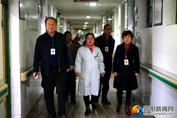 邵东县中医医院院长刘耕野(左)、工会主席兼纪检书记黄爱群(右)、纪检监察室主任赵品忠(右二)在科室巡查