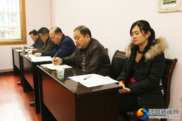 与会人员认真记录会议精神