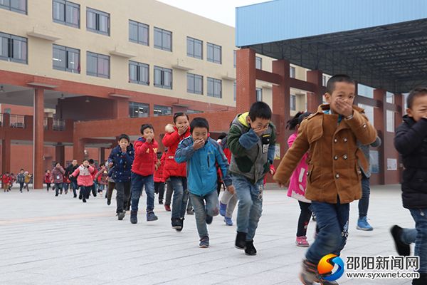 图为消防急疏散演练现场