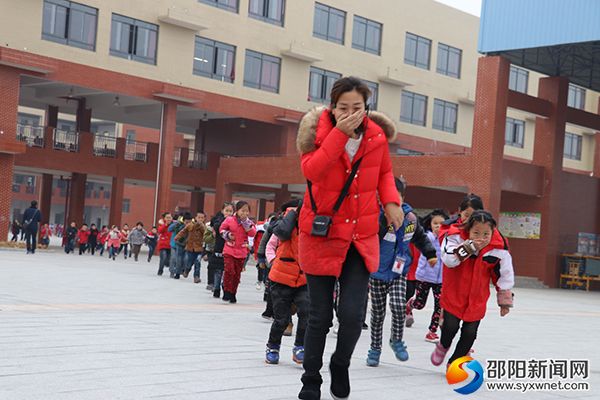 图为消防急疏散演练现场