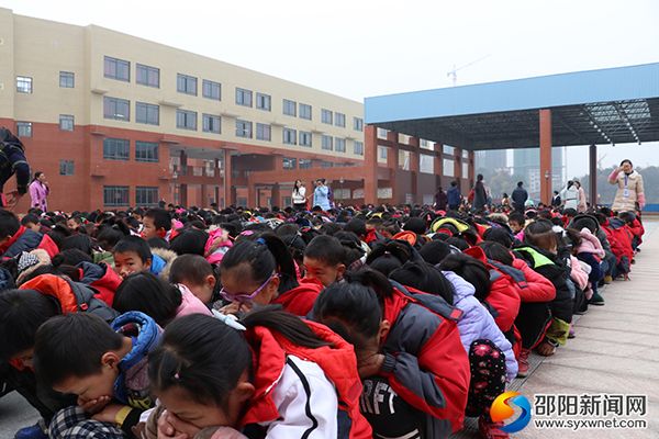 图为消防急疏散演练现场