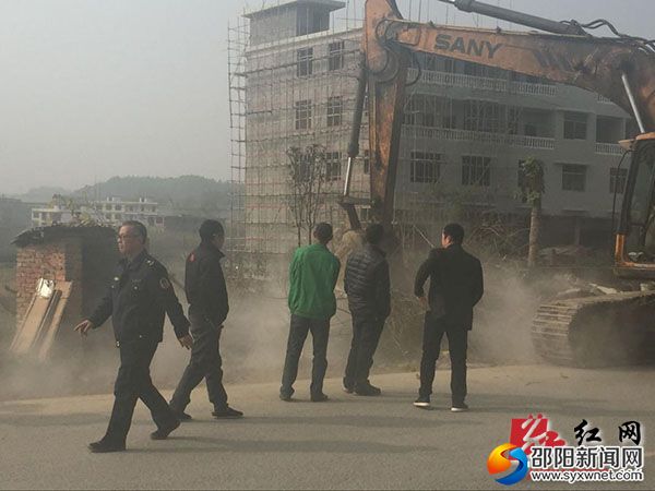 忙碌的清障现场