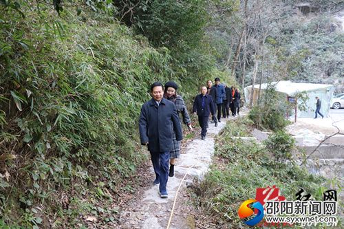 省关工委主任杨泰波一行在老山界重走红军路